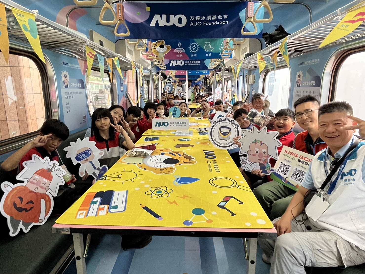 永續基金會參與「臺灣科普環島列車」，設計基礎科學車廂課程，以「淨零碳排和永續能源」為主題，讓學生透過創意實驗認識淨零知識，以及思考生活中的減碳行為