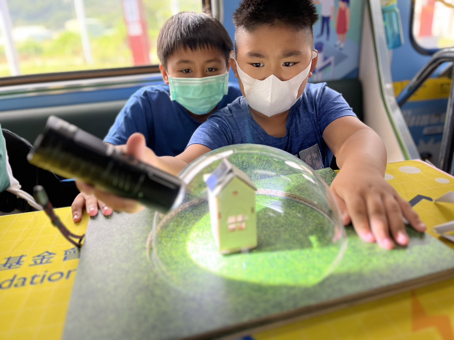 參與基礎科學主題車廂，以STEAM教學精神，設計「逐日科學家」、「太陽能工程師」以及「淨零建築師」三大能源科普課程和實驗